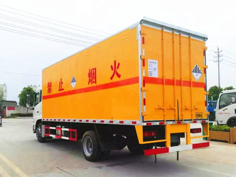 东风天锦易燃气体厢式运输车各方位图片