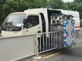护栏清洗车工作视频