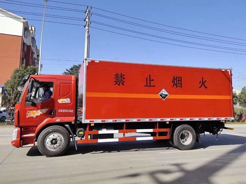柳汽单桥6.6米厢式腐蚀品运输车各方位图片