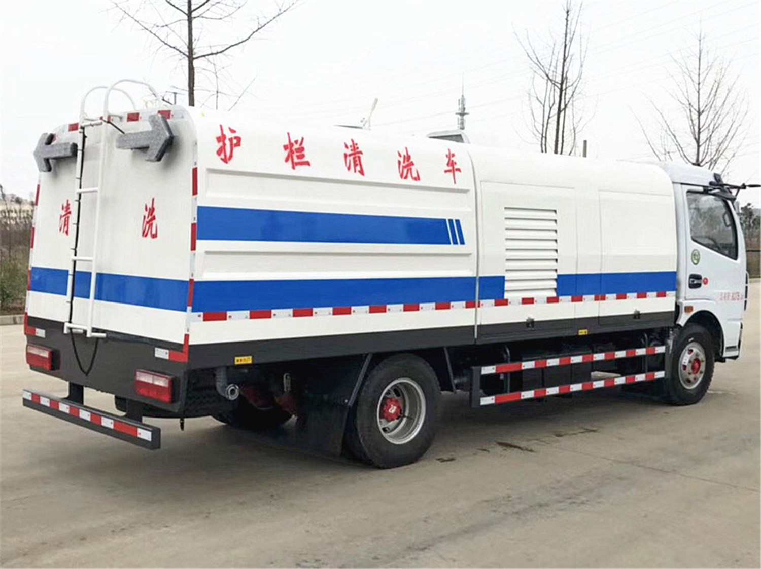东风6方城市护栏清洗车各方位图片