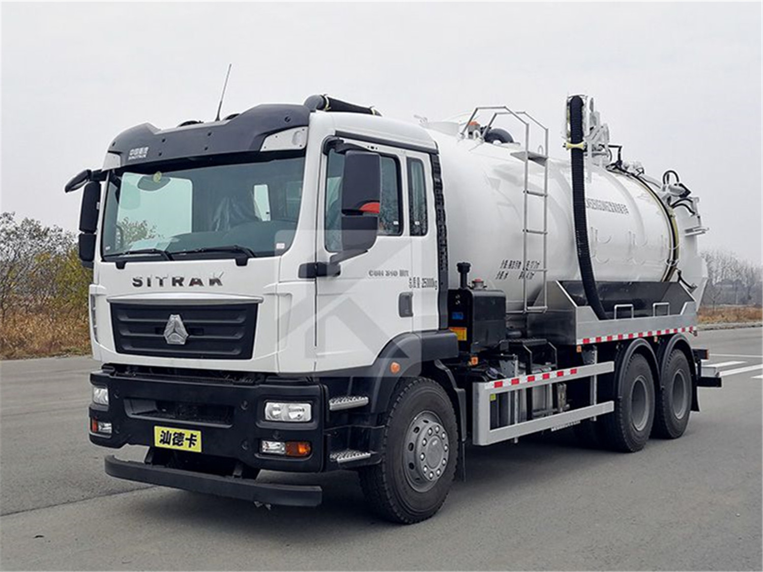 高端重汽汕德卡18方吸污车